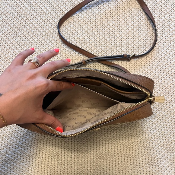 Michael Kors purse in great condition - Picture 9 of 11